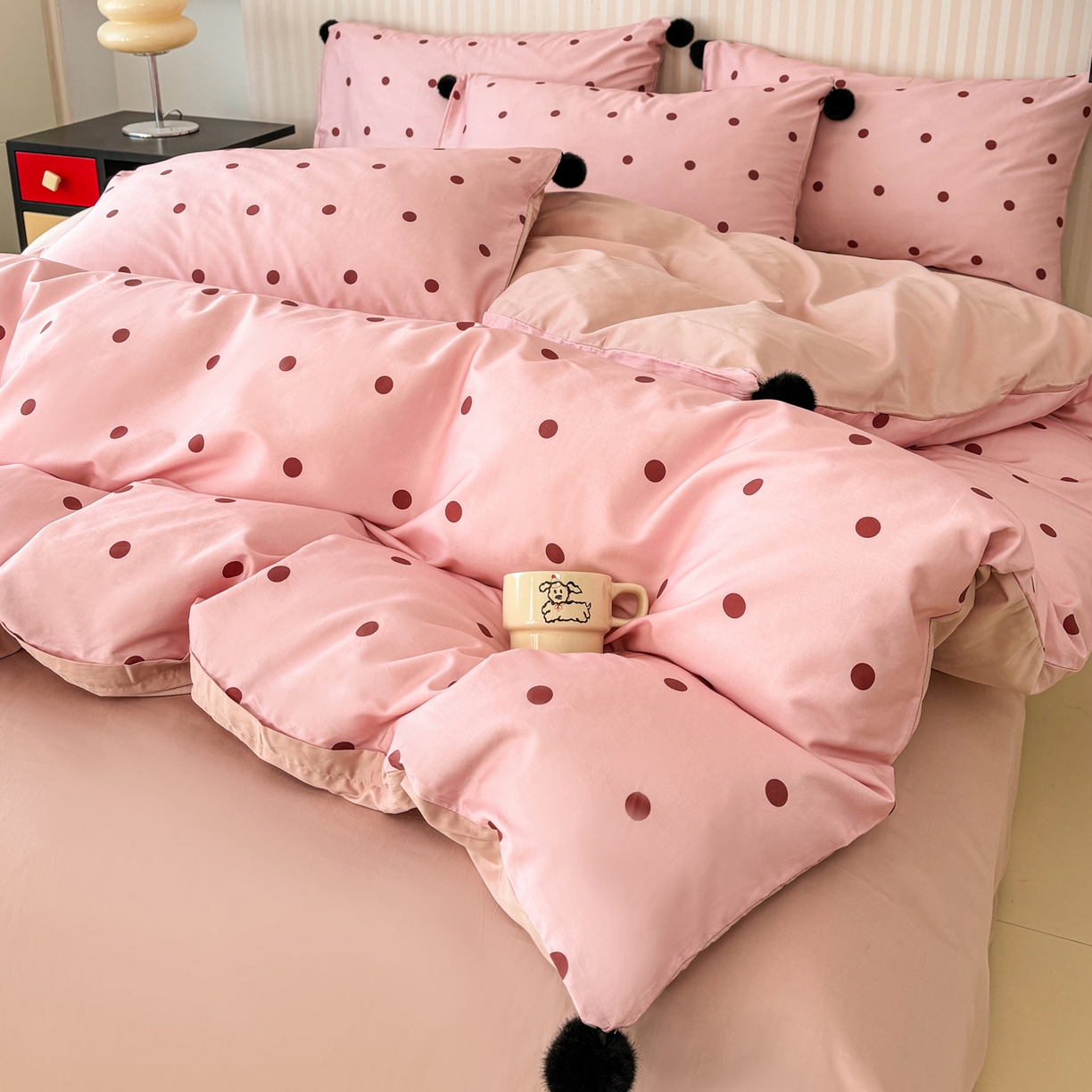 91家纺网 家纺一手货源 找家纺 雅居纺家纺 2026新款50长绒棉波点球球四件套 粉点球球