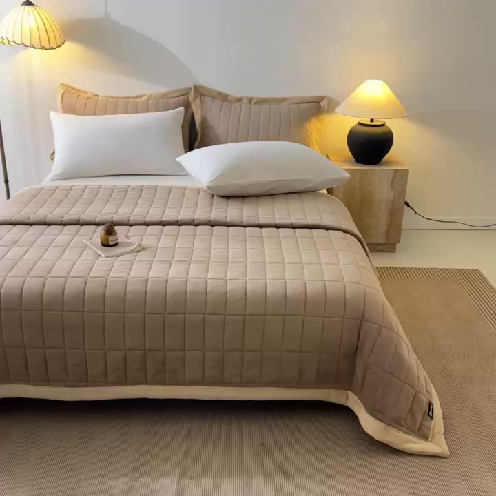 91家纺网 家纺一手货源 找家纺 盛秋家纺 2026新款A类牛奶绒夹棉床盖 奶咖+香槟