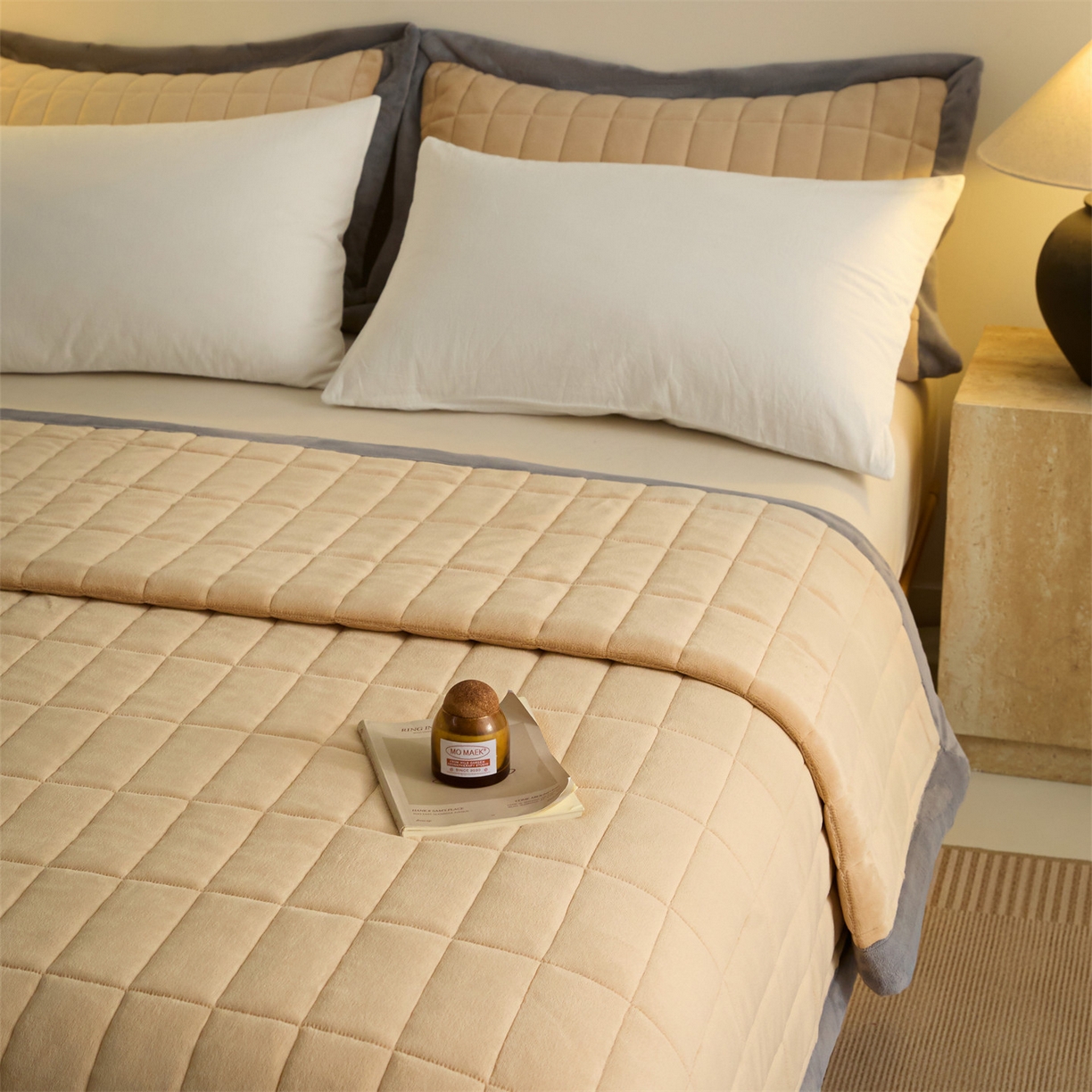 91家纺网 家纺一手货源 找家纺 盛秋家纺 2026新款A类牛奶绒夹棉床盖 香槟+经典灰