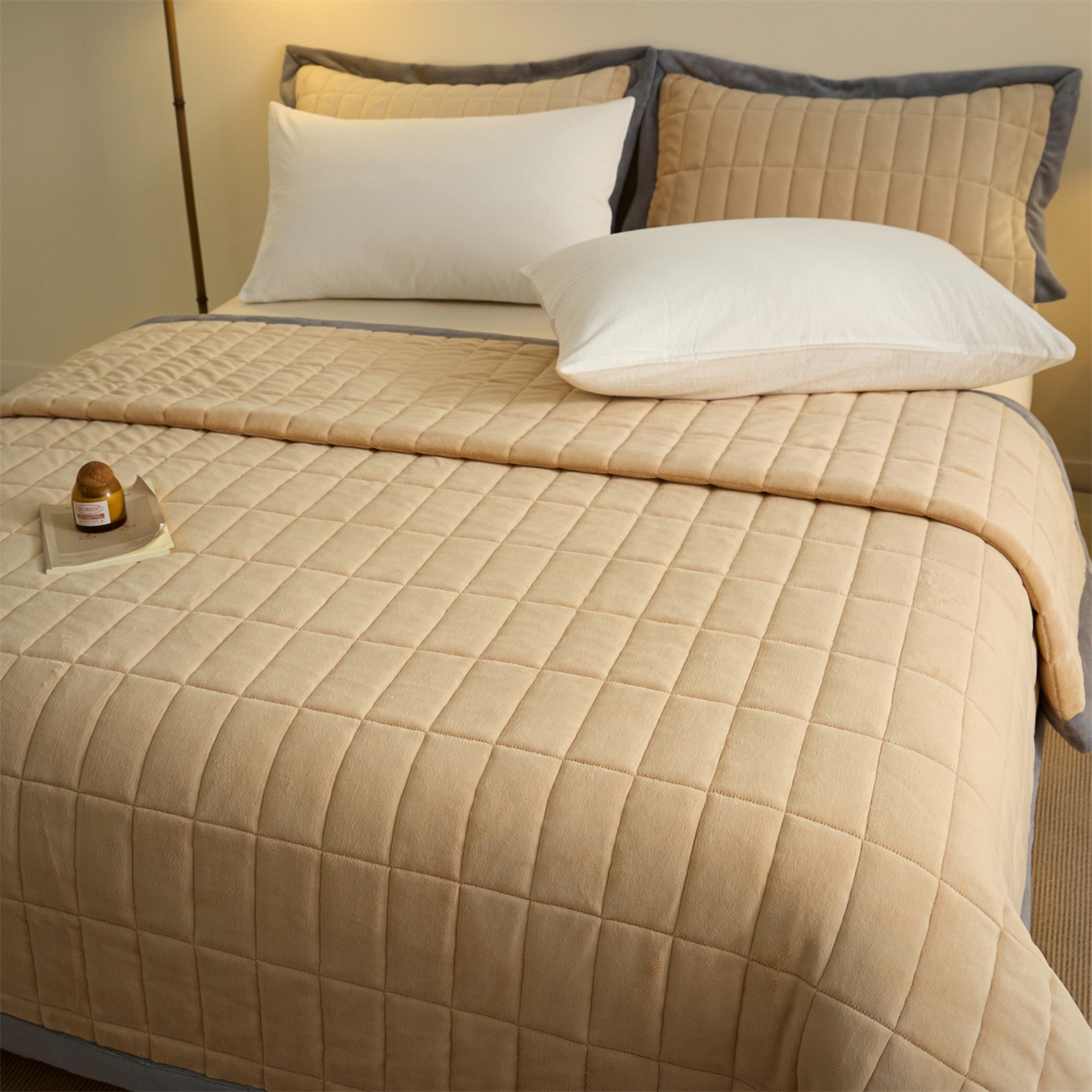 91家纺网 家纺一手货源 找家纺 盛秋家纺 2026新款A类牛奶绒夹棉床盖 香槟+经典灰