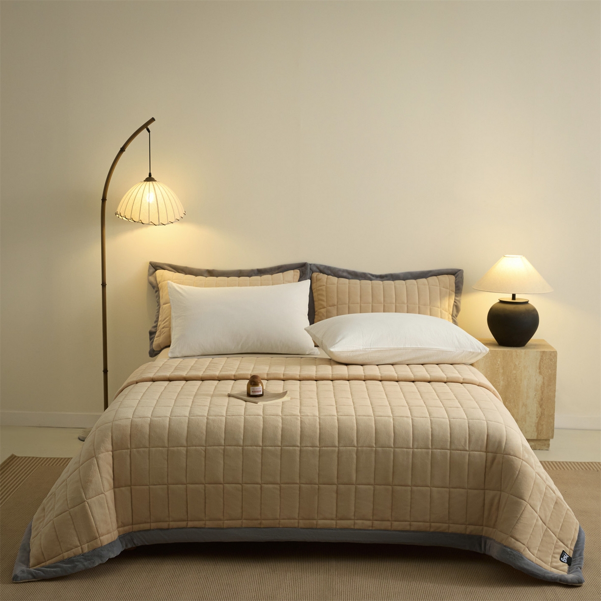 91家纺网 家纺一手货源 找家纺 盛秋家纺 2026新款A类牛奶绒夹棉床盖 香槟+经典灰