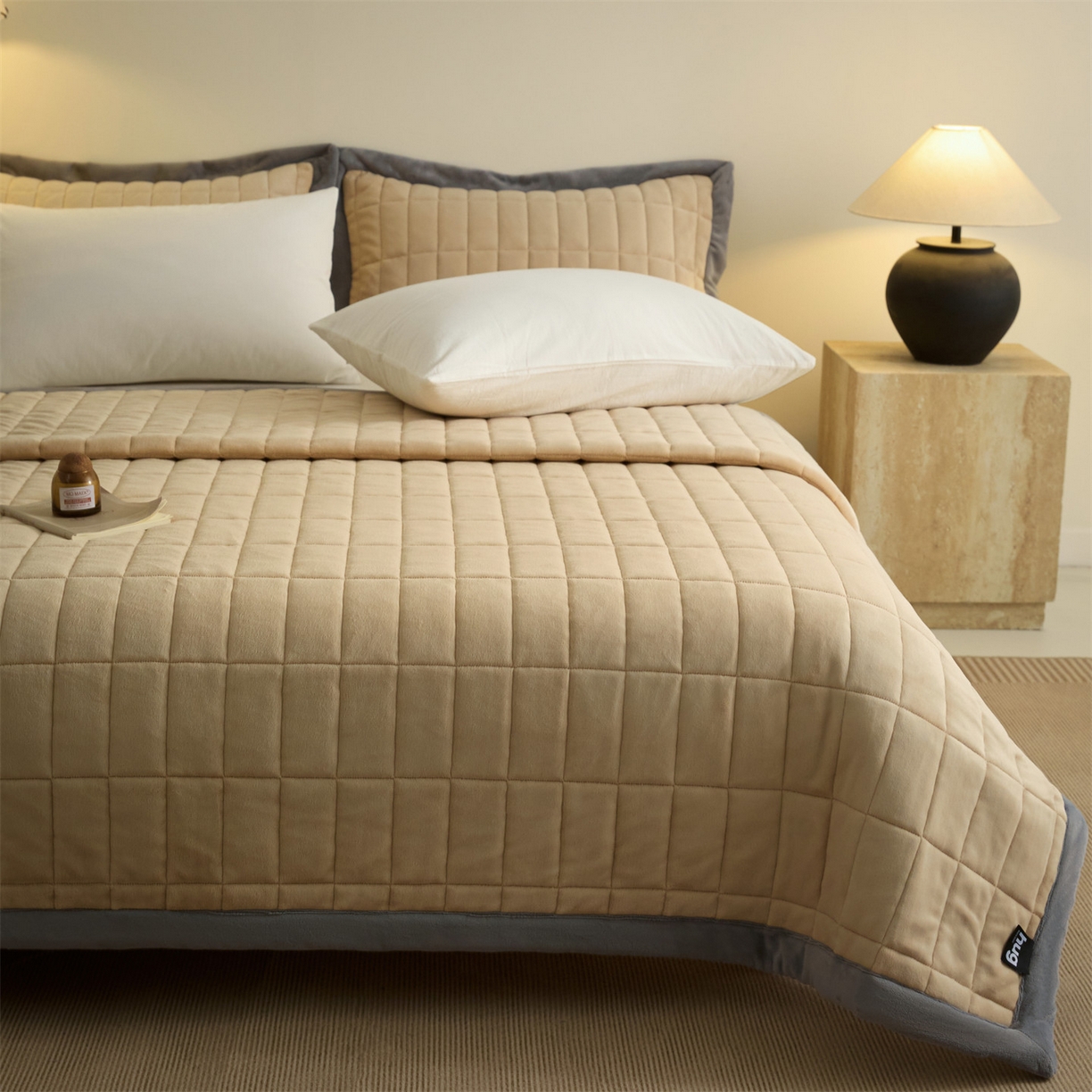 91家纺网 家纺一手货源 找家纺 盛秋家纺 2026新款A类牛奶绒夹棉床盖 香槟+经典灰