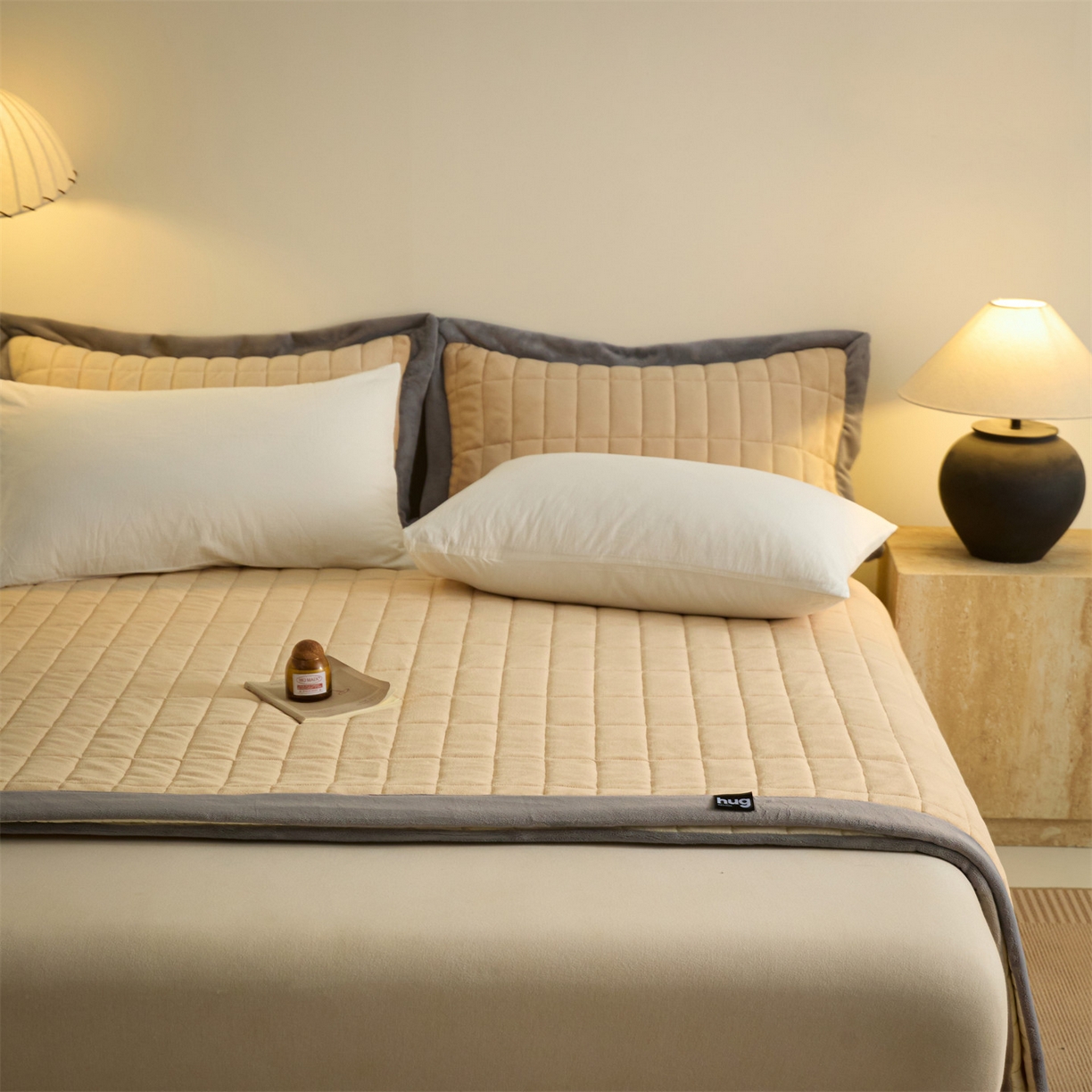 91家纺网 家纺一手货源 找家纺 盛秋家纺 2026新款A类牛奶绒夹棉床盖 香槟+经典灰