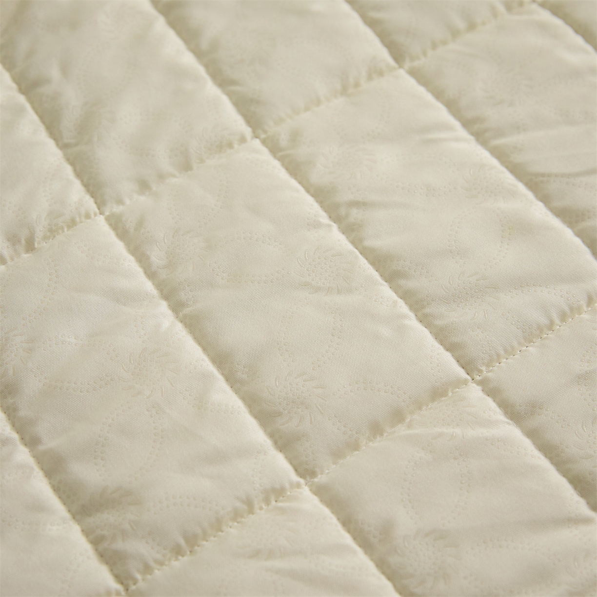 91家纺网 家纺一手货源 找家纺 盛秋家纺 2026新款A类牛奶绒夹棉床盖 香槟+经典灰