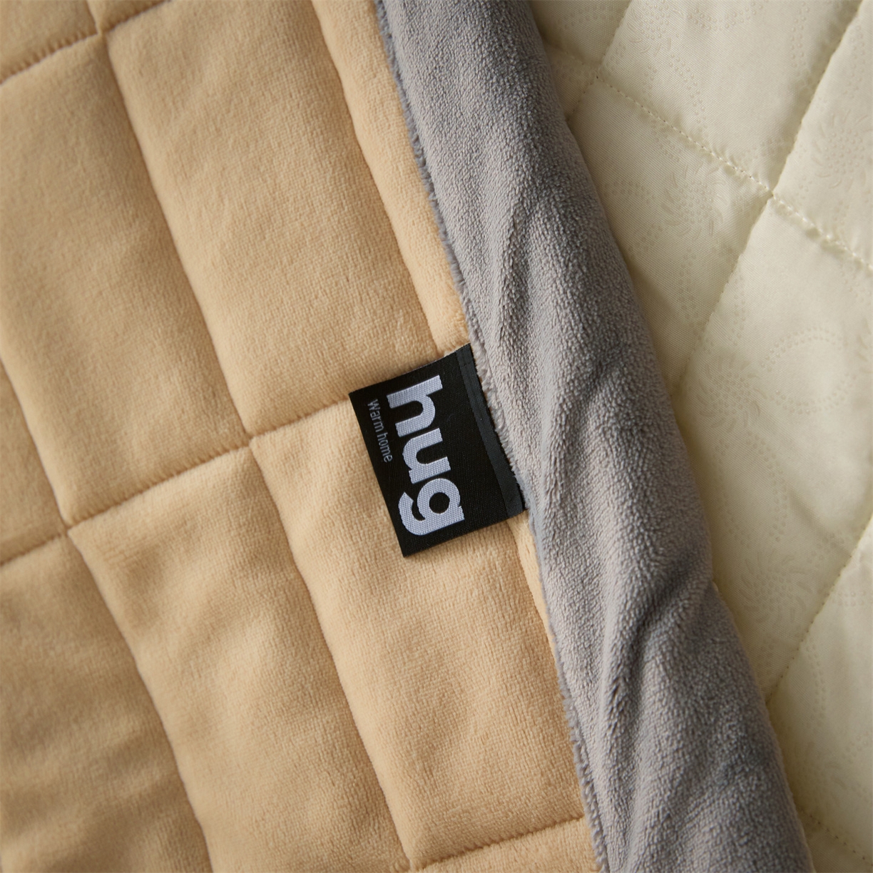 91家纺网 家纺一手货源 找家纺 盛秋家纺 2026新款A类牛奶绒夹棉床盖 香槟+经典灰