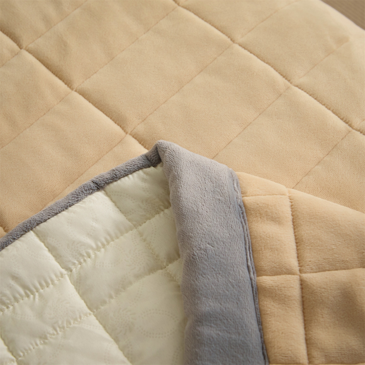 91家纺网 家纺一手货源 找家纺 盛秋家纺 2026新款A类牛奶绒夹棉床盖 香槟+经典灰