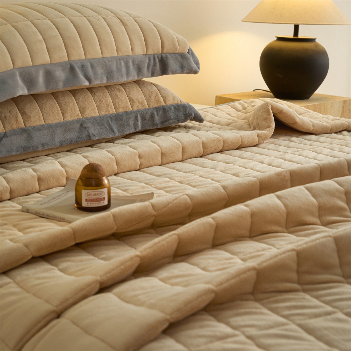 91家纺网 家纺一手货源 找家纺 盛秋家纺 2026新款A类牛奶绒夹棉床盖 香槟+经典灰