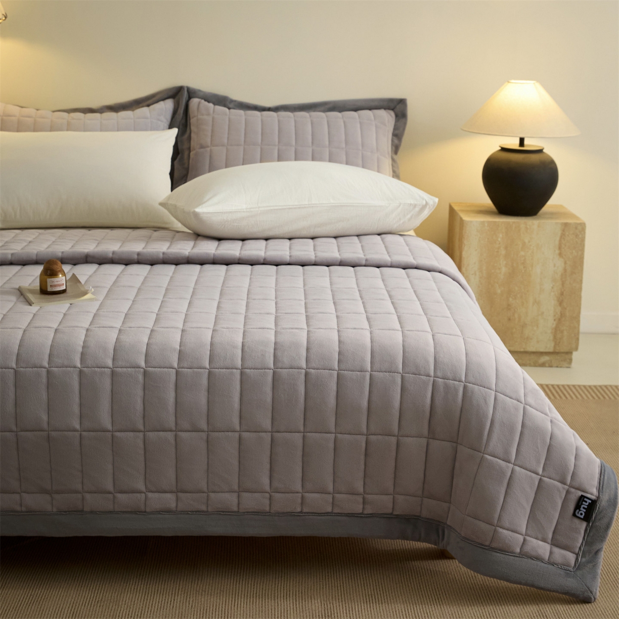 91家纺网 家纺一手货源 找家纺 盛秋家纺 2026新款A类牛奶绒夹棉床盖 香草灰+经典灰