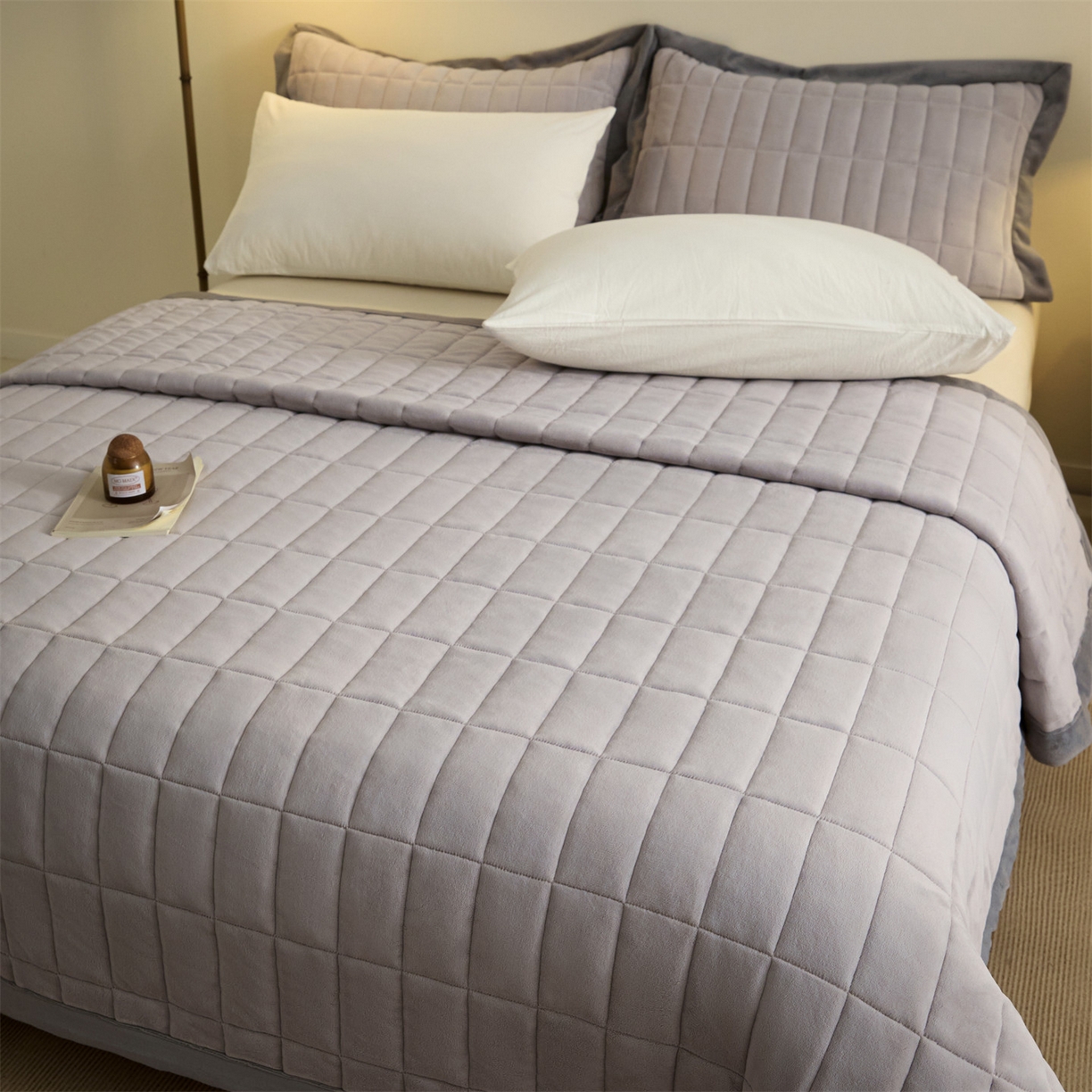 91家纺网 家纺一手货源 找家纺 盛秋家纺 2026新款A类牛奶绒夹棉床盖 香草灰+经典灰