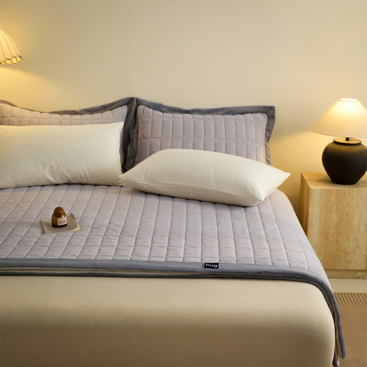 91家纺网 家纺一手货源 找家纺 盛秋家纺 2026新款A类牛奶绒夹棉床盖 香草灰+经典灰