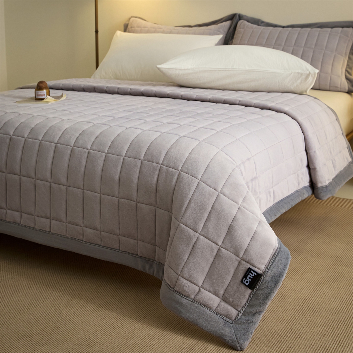 91家纺网 家纺一手货源 找家纺 盛秋家纺 2026新款A类牛奶绒夹棉床盖 香草灰+经典灰