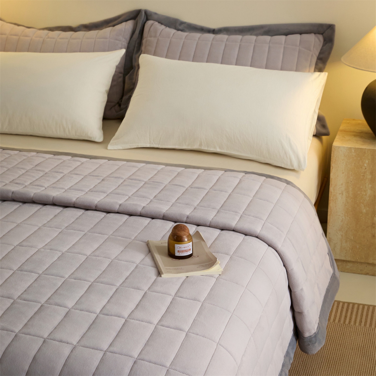 91家纺网 家纺一手货源 找家纺 盛秋家纺 2026新款A类牛奶绒夹棉床盖 香草灰+经典灰