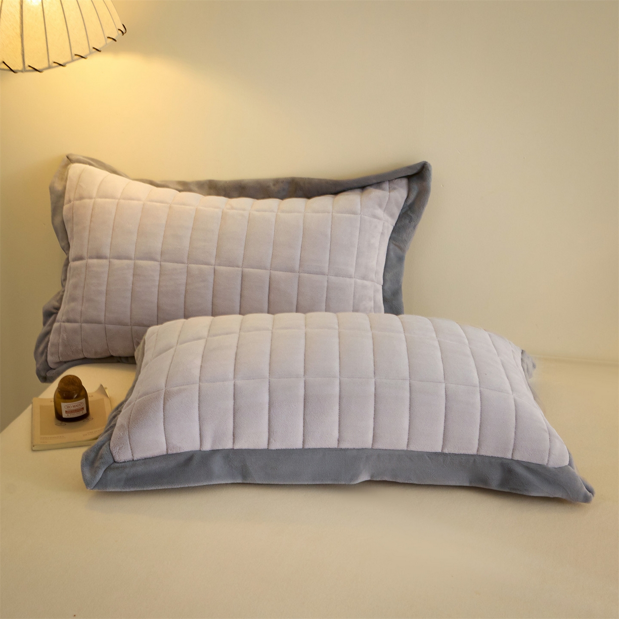 91家纺网 家纺一手货源 找家纺 盛秋家纺 2026新款A类牛奶绒夹棉床盖 香草灰+经典灰