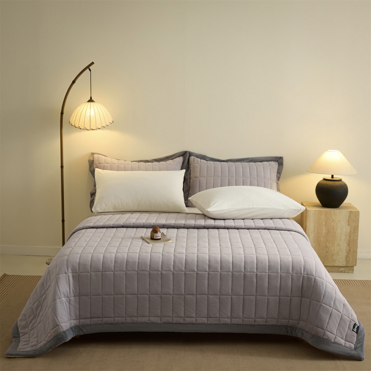 91家纺网 家纺一手货源 找家纺 盛秋家纺 2026新款A类牛奶绒夹棉床盖 香草灰+经典灰