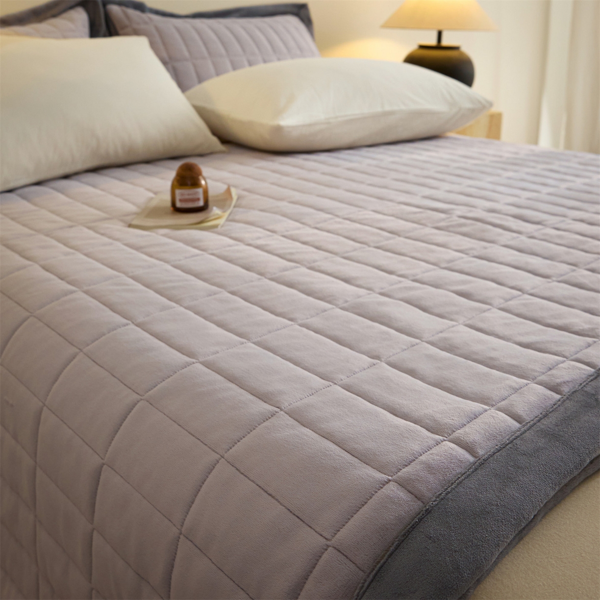 91家纺网 家纺一手货源 找家纺 盛秋家纺 2026新款A类牛奶绒夹棉床盖 香草灰+经典灰