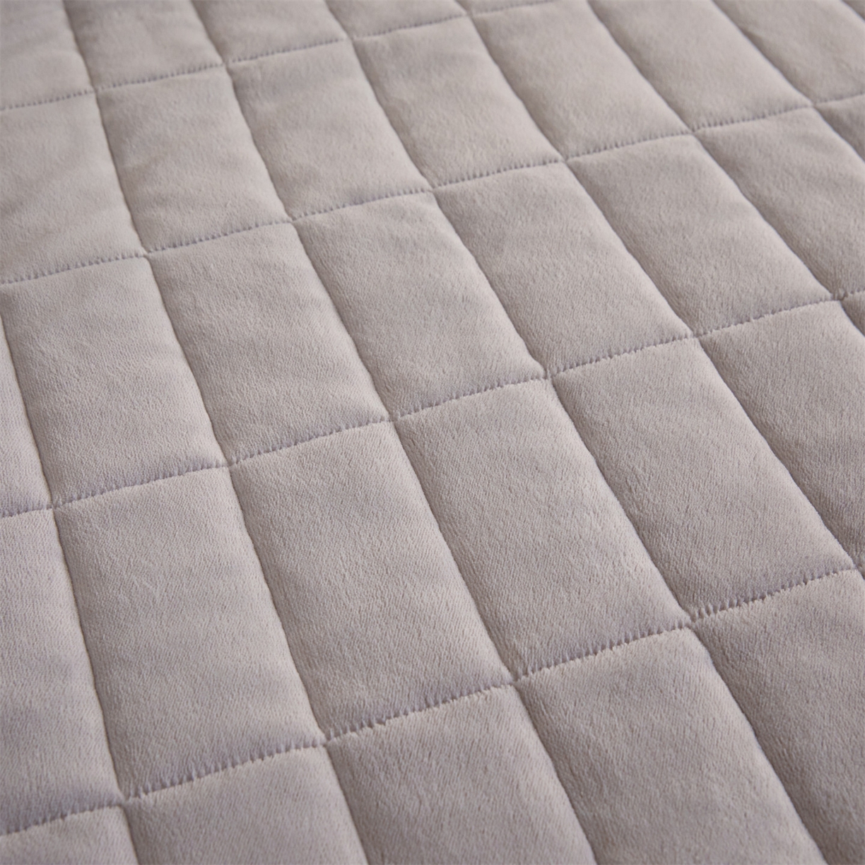 91家纺网 家纺一手货源 找家纺 盛秋家纺 2026新款A类牛奶绒夹棉床盖 香草灰+经典灰