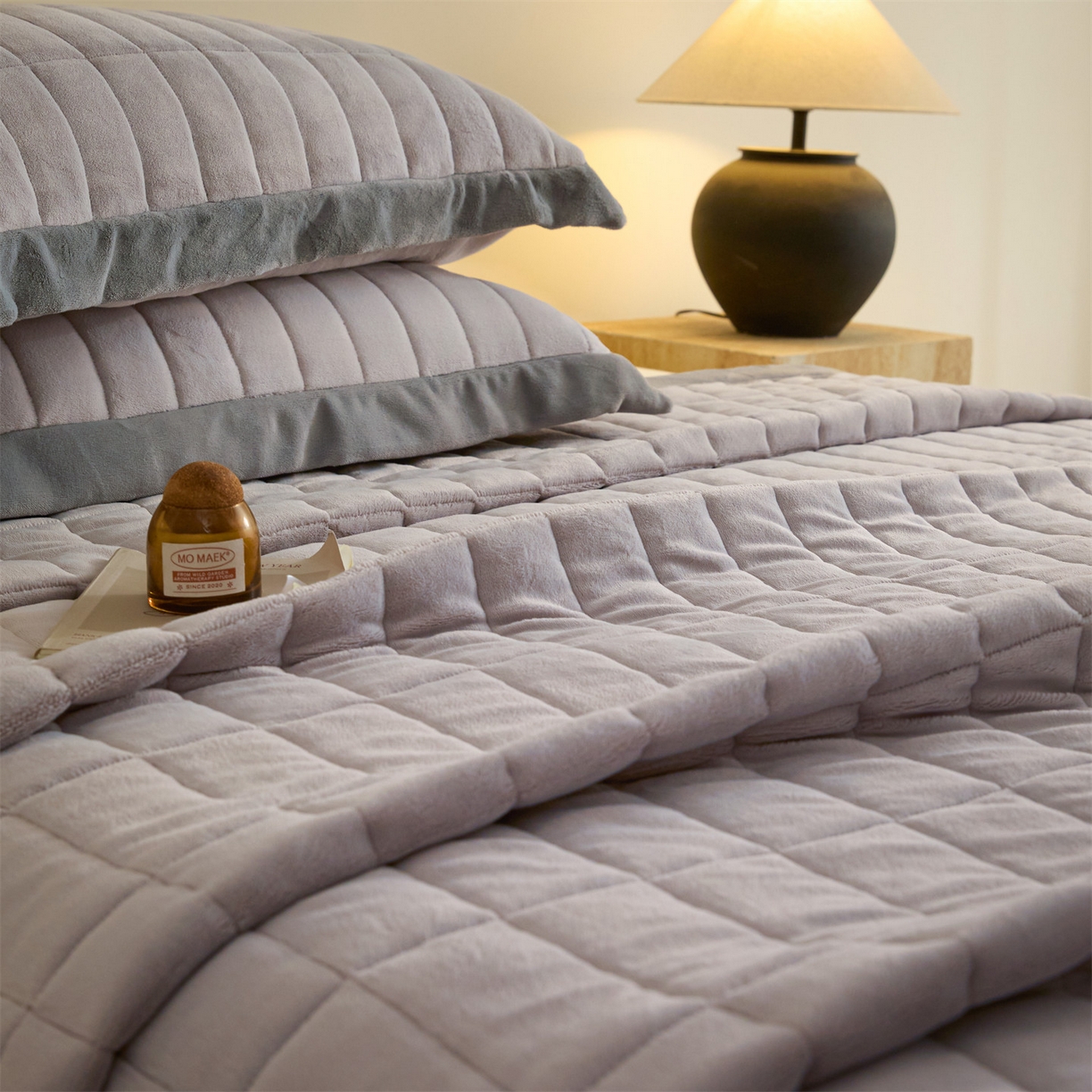 91家纺网 家纺一手货源 找家纺 盛秋家纺 2026新款A类牛奶绒夹棉床盖 香草灰+经典灰