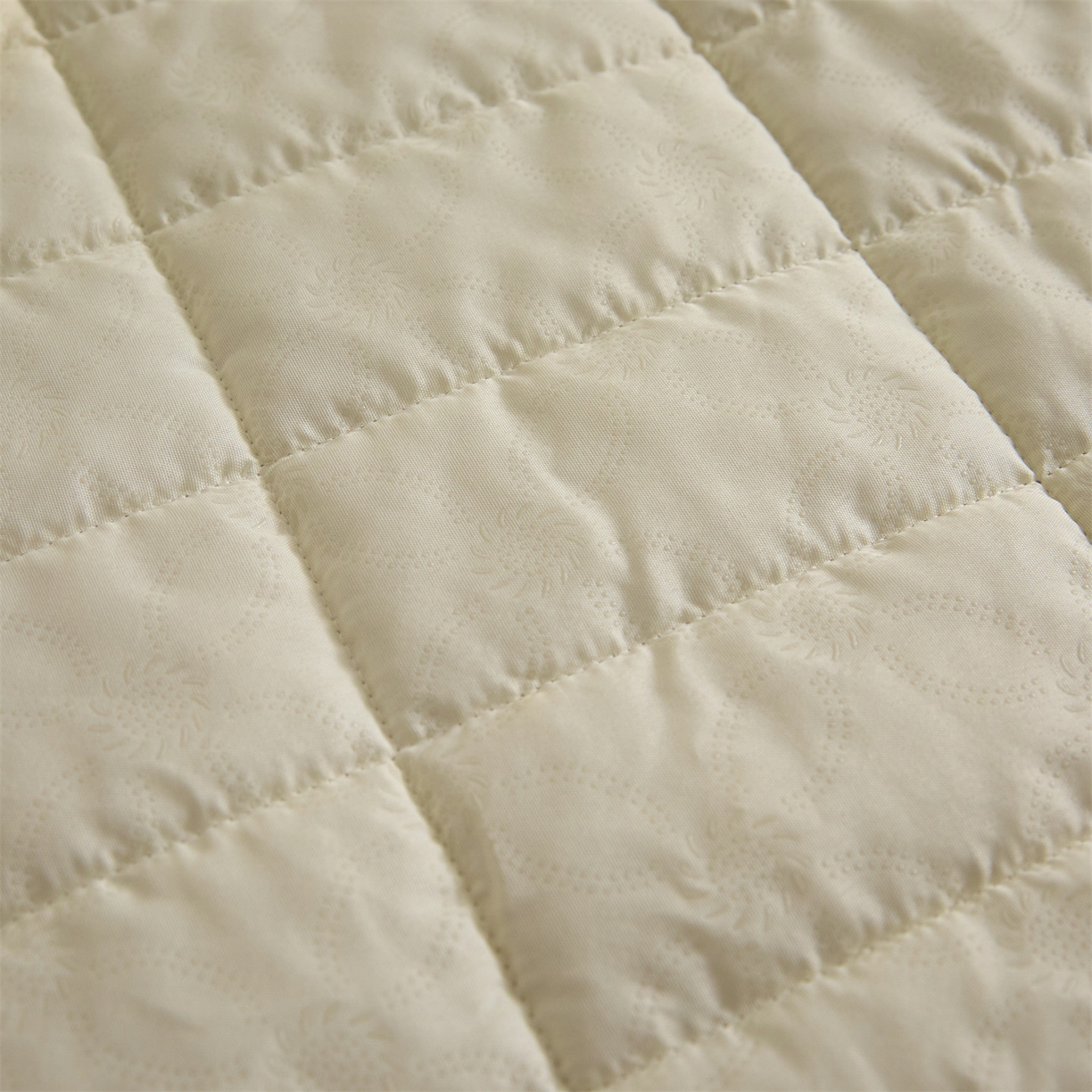 91家纺网 家纺一手货源 找家纺 盛秋家纺 2026新款A类牛奶绒夹棉床盖 香草灰+经典灰