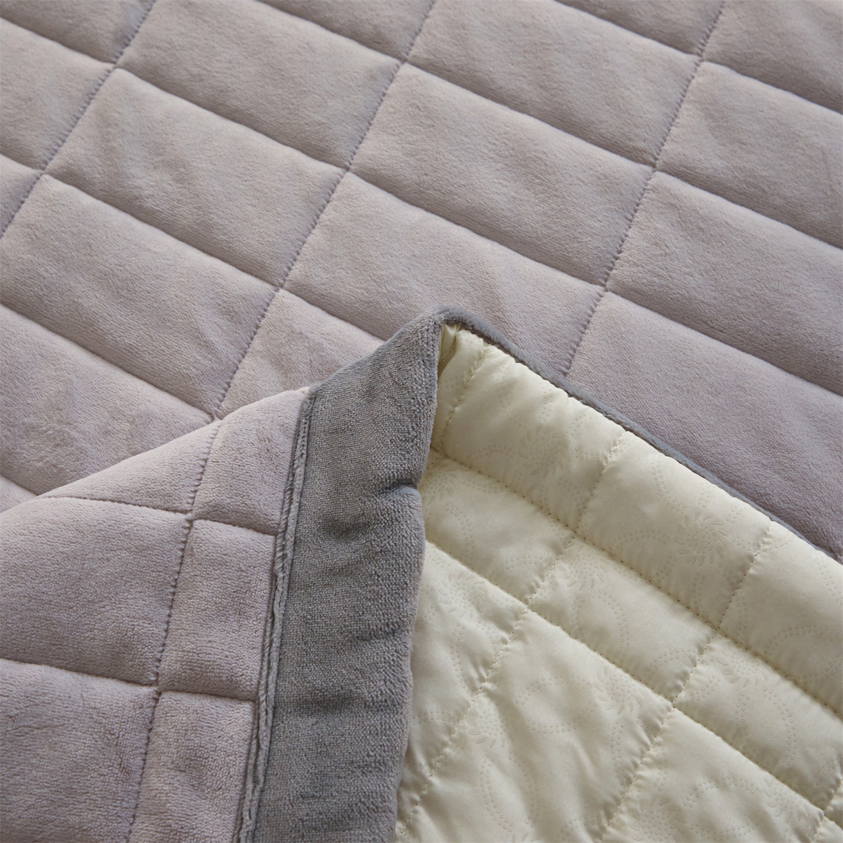 91家纺网 家纺一手货源 找家纺 盛秋家纺 2026新款A类牛奶绒夹棉床盖 香草灰+经典灰