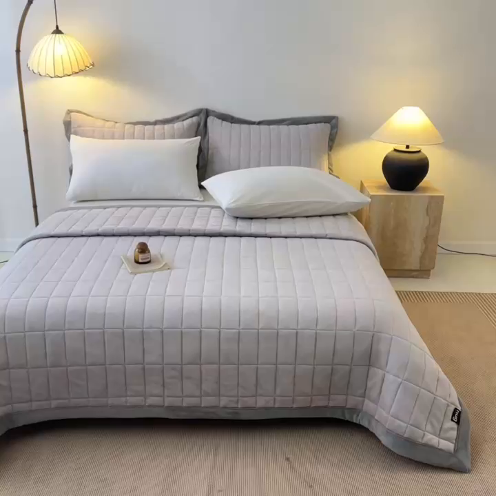 91家纺网 家纺一手货源 找家纺 盛秋家纺 2026新款A类牛奶绒夹棉床盖 香草灰+经典灰