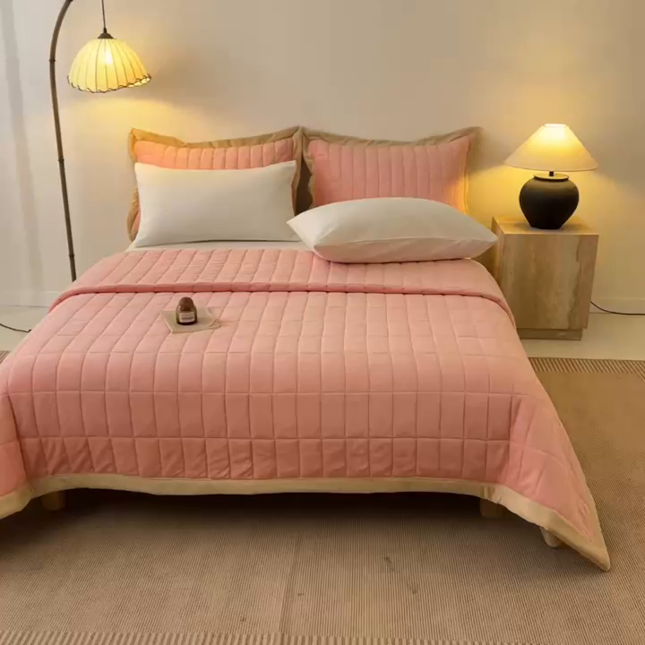 91家纺网 家纺一手货源 找家纺 盛秋家纺 2026新款A类牛奶绒夹棉床盖 卡诺粉+香槟