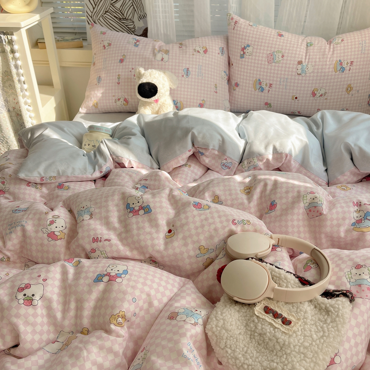 91家纺网 家纺一手货源 找家纺 雅居纺家纺 2026新款全棉卡通印花可爱小猫四件套 菱形格猫咪