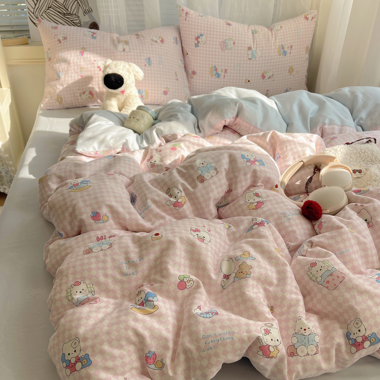 91家纺网 家纺一手货源 找家纺 雅居纺家纺 2026新款全棉卡通印花可爱小猫四件套 菱形格猫咪