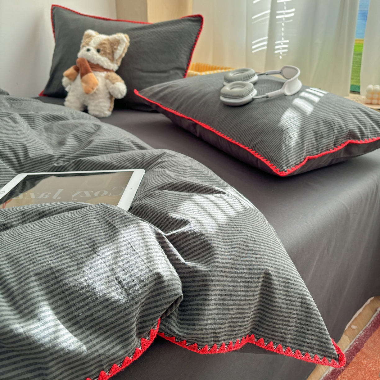 91家纺网 家纺一手货源 找家纺 雅居纺家纺 2026新款全棉色织水洗棉贝壳边四件套 贝壳边-深灰密条