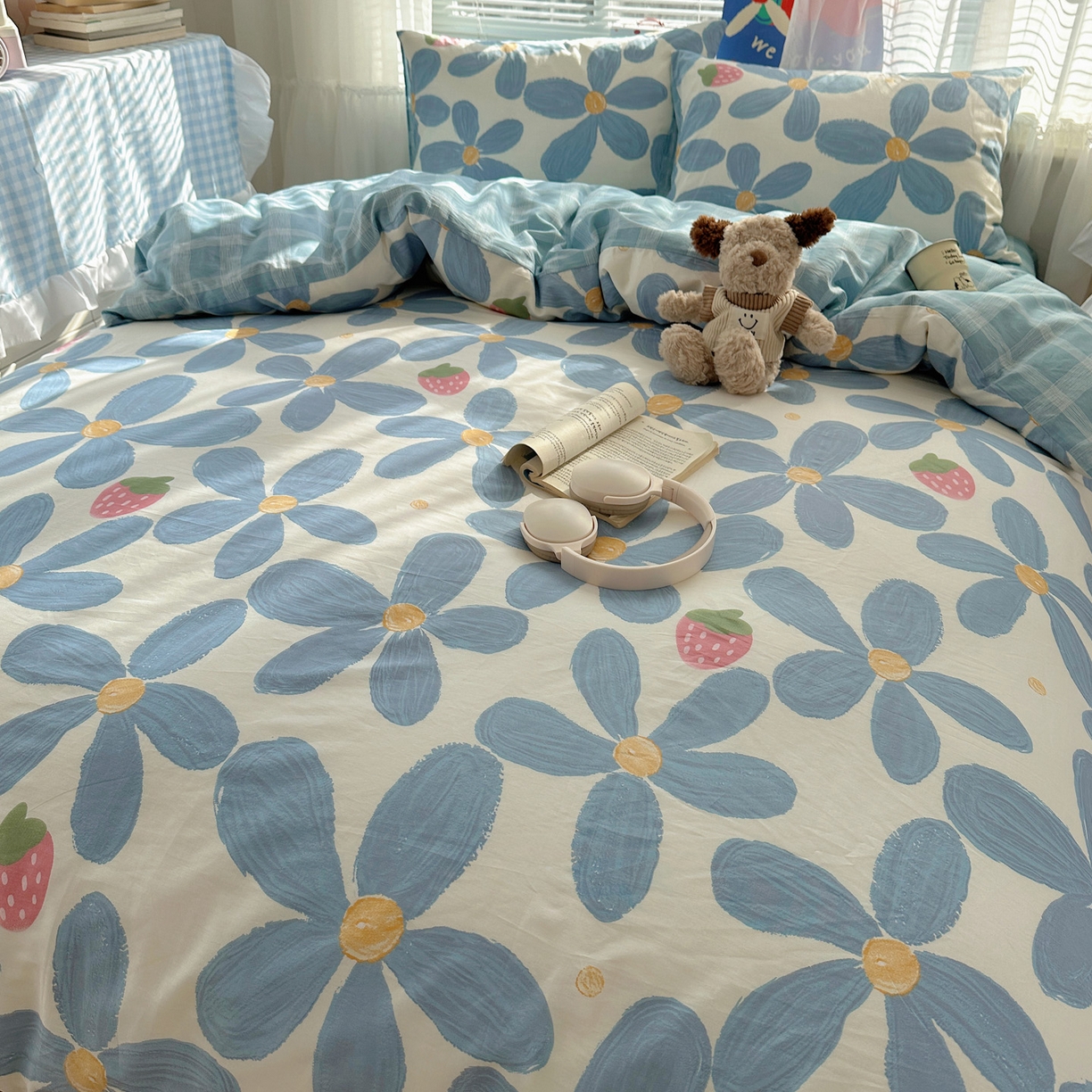 91家纺网 家纺一手货源 找家纺 雅居纺家纺 2026新款全棉小清新印花四件套 草莓蓝花