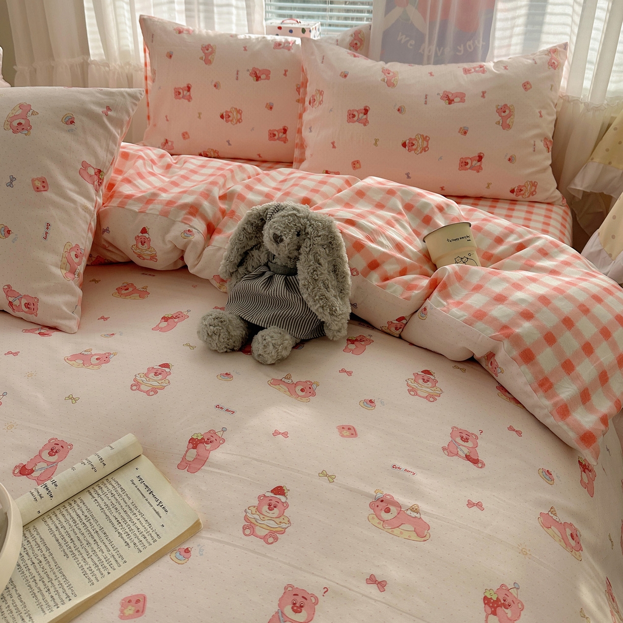 91家纺网 家纺一手货源 找家纺 雅居纺家纺 2026新款全棉小清新印花四件套 粉色熊熊