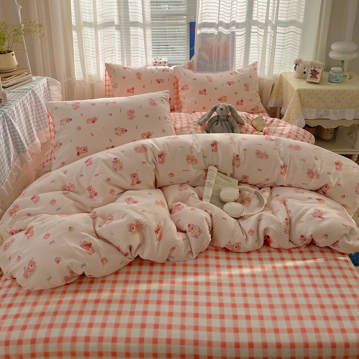 91家纺网 家纺一手货源 找家纺 雅居纺家纺 2026新款全棉小清新印花四件套 粉色熊熊