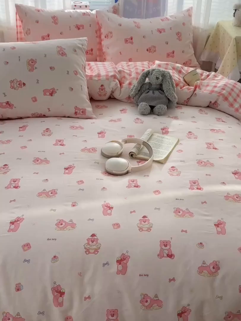 91家纺网 家纺一手货源 找家纺 雅居纺家纺 2026新款全棉小清新印花四件套 粉色熊熊