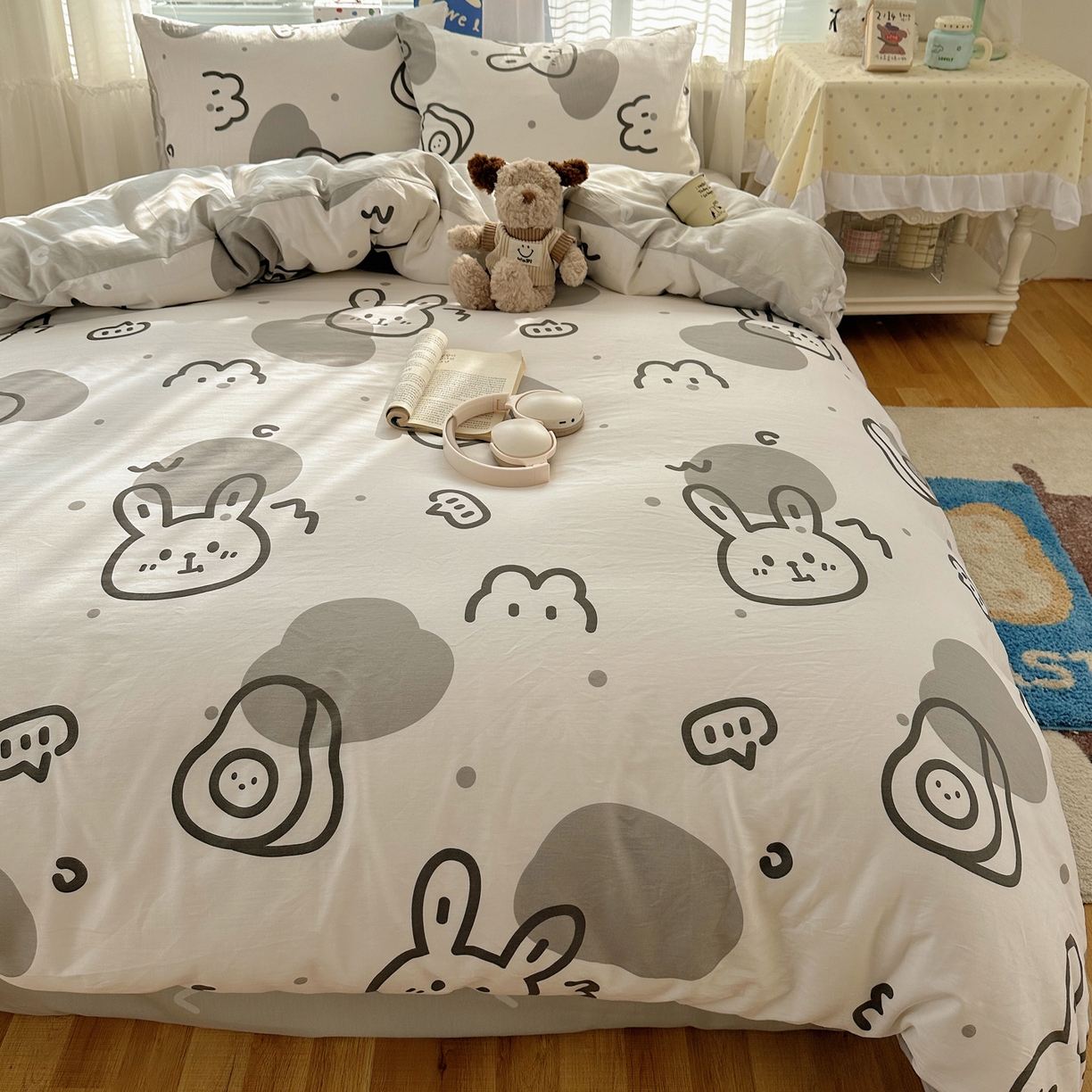 91家纺网 家纺一手货源 找家纺 雅居纺家纺 2026新款全棉小清新印花四件套 简笔画小兔