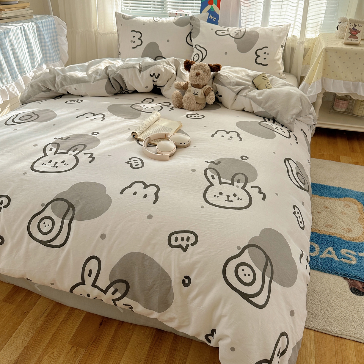 91家纺网 家纺一手货源 找家纺 雅居纺家纺 2026新款全棉小清新印花四件套 简笔画小兔