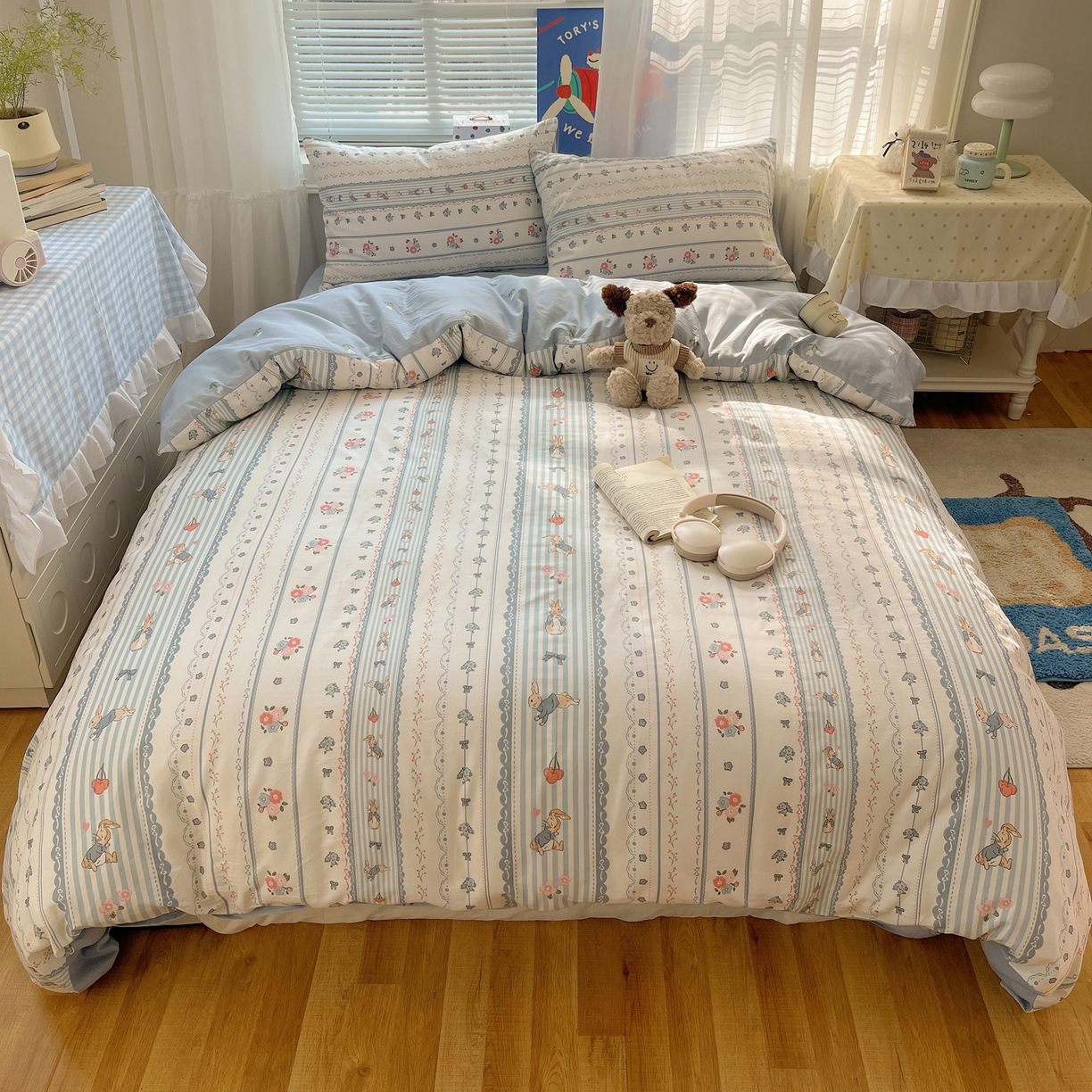 91家纺网 家纺一手货源 找家纺 雅居纺家纺 2026新款全棉小清新印花四件套 蓝条花朵兔