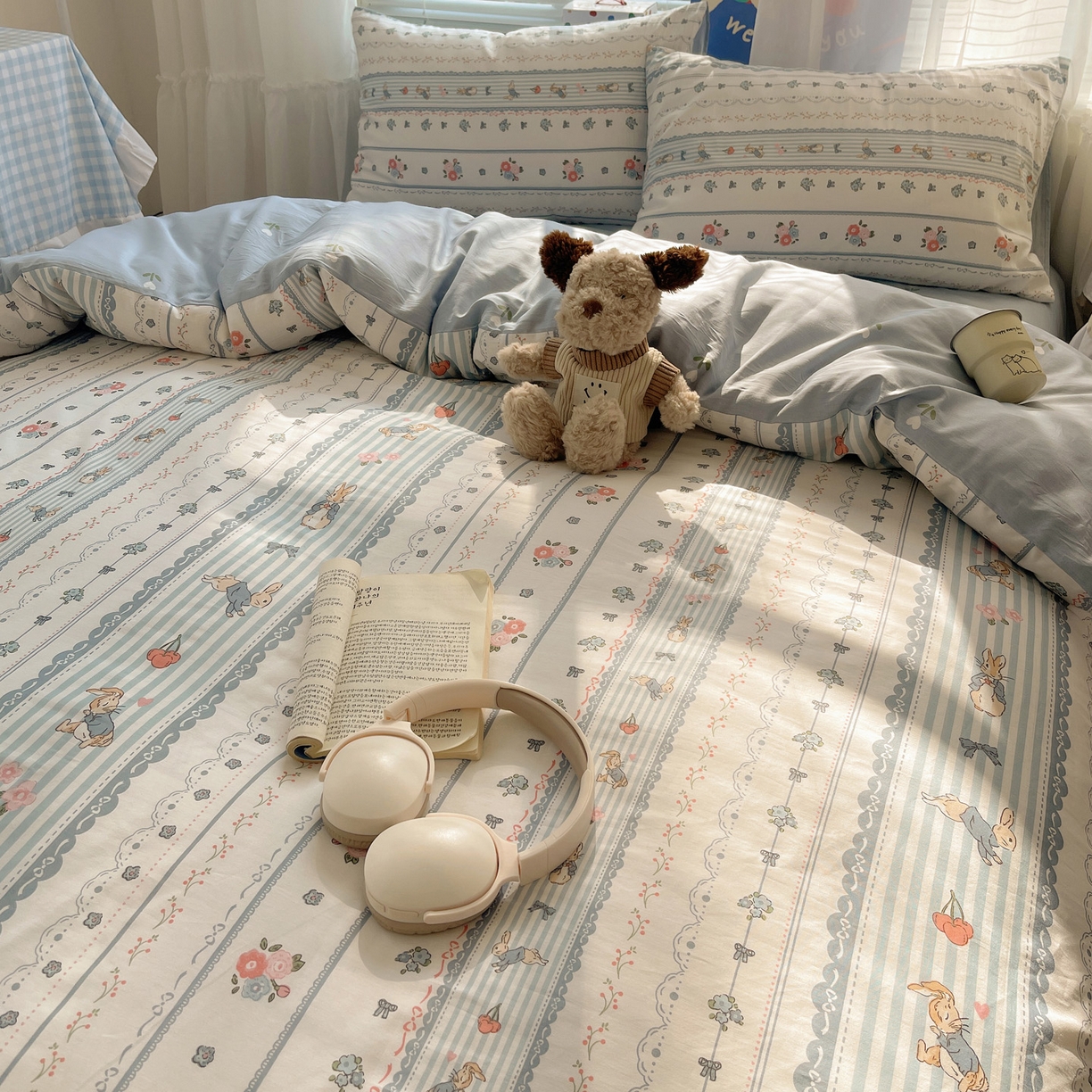 91家纺网 家纺一手货源 找家纺 雅居纺家纺 2026新款全棉小清新印花四件套 蓝条花朵兔