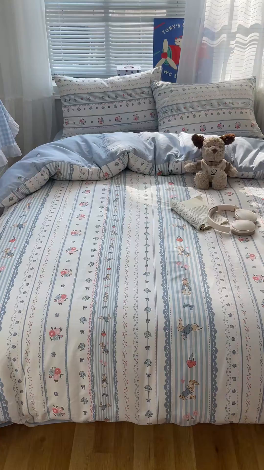 91家纺网 家纺一手货源 找家纺 雅居纺家纺 2026新款全棉小清新印花四件套 蓝条花朵兔