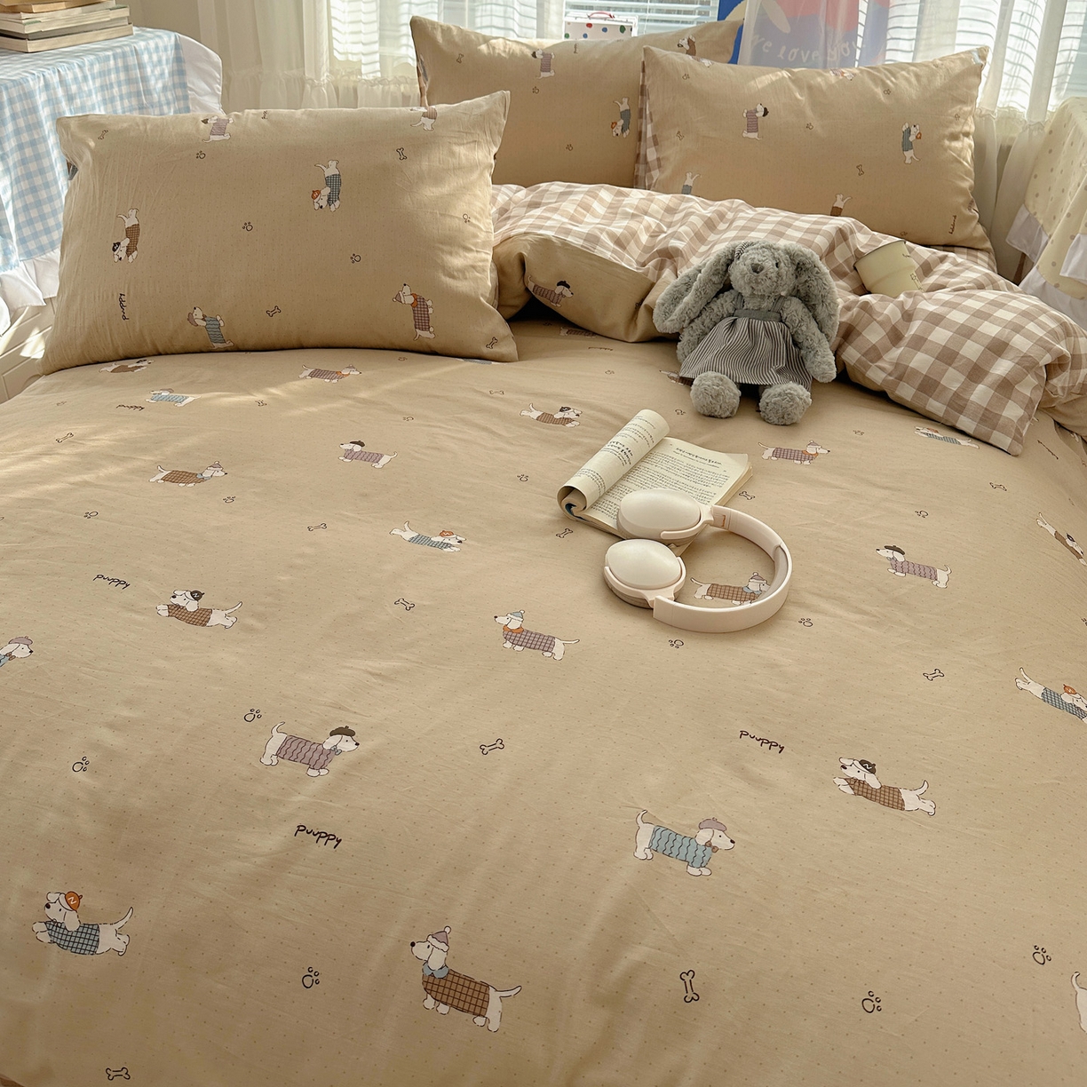 91家纺网 家纺一手货源 找家纺 雅居纺家纺 2026新款全棉小清新印花四件套 绅士快乐狗