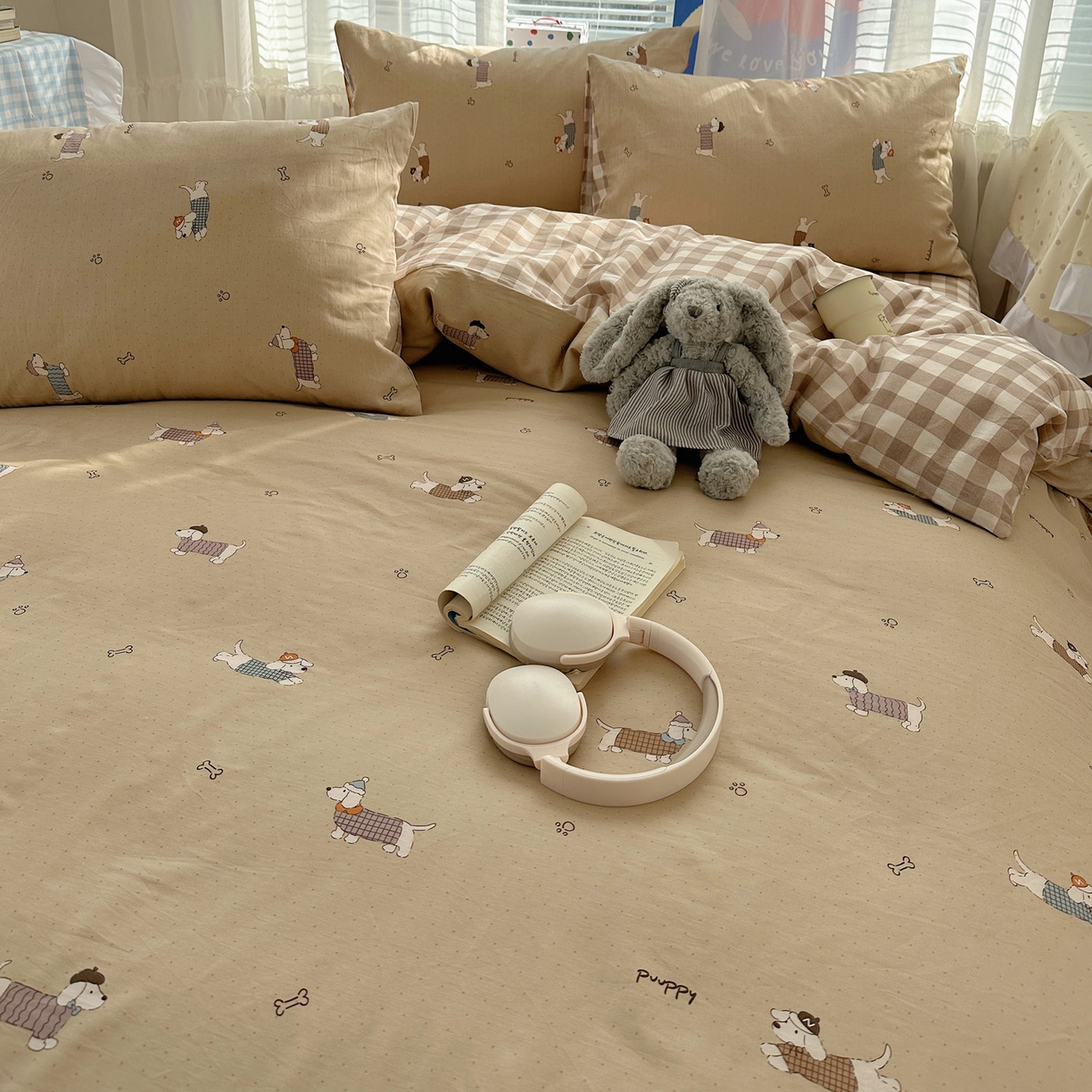 91家纺网 家纺一手货源 找家纺 雅居纺家纺 2026新款全棉小清新印花四件套 绅士快乐狗