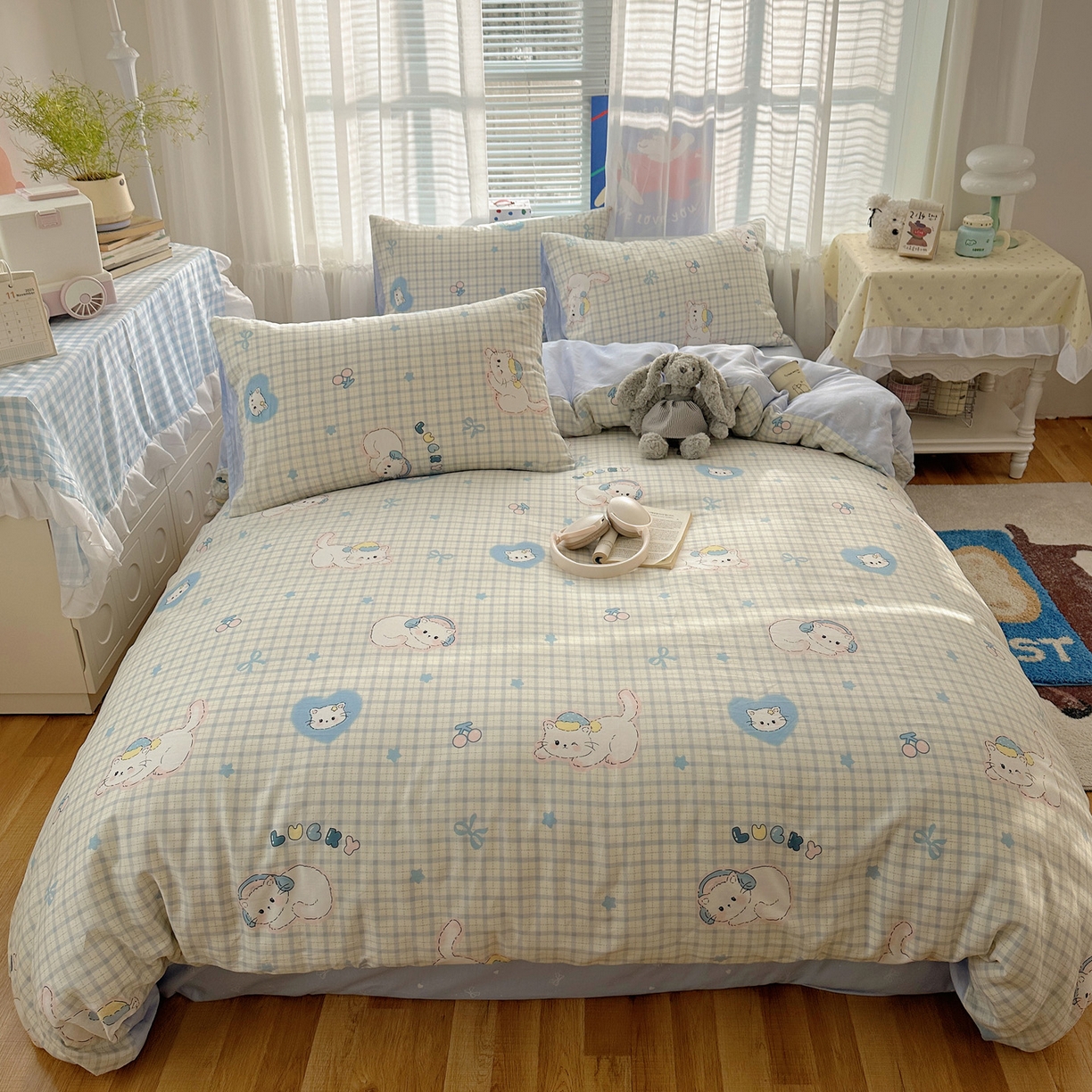 91家纺网 家纺一手货源 找家纺 雅居纺家纺 2026新款全棉小清新印花四件套 贪睡猫猫