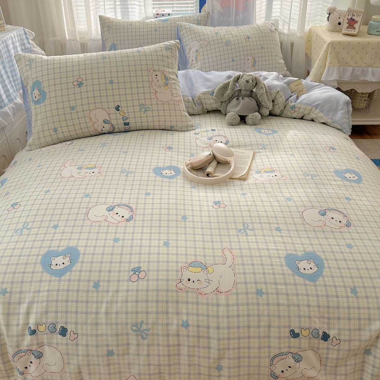 91家纺网 家纺一手货源 找家纺 雅居纺家纺 2026新款全棉小清新印花四件套 贪睡猫猫