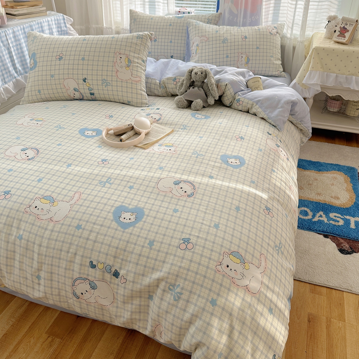 91家纺网 家纺一手货源 找家纺 雅居纺家纺 2026新款全棉小清新印花四件套 贪睡猫猫