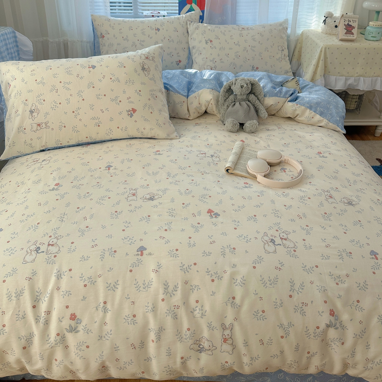 91家纺网 家纺一手货源 找家纺 雅居纺家纺 2026新款全棉小清新印花四件套 贪玩小兔兔