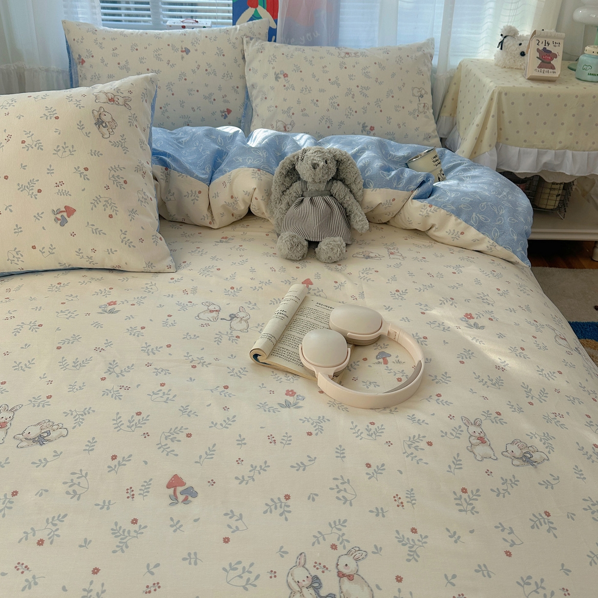 91家纺网 家纺一手货源 找家纺 雅居纺家纺 2026新款全棉小清新印花四件套 贪玩小兔兔