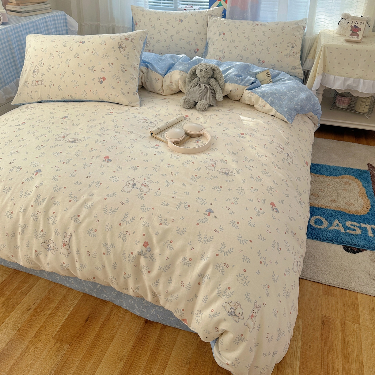 91家纺网 家纺一手货源 找家纺 雅居纺家纺 2026新款全棉小清新印花四件套 贪玩小兔兔