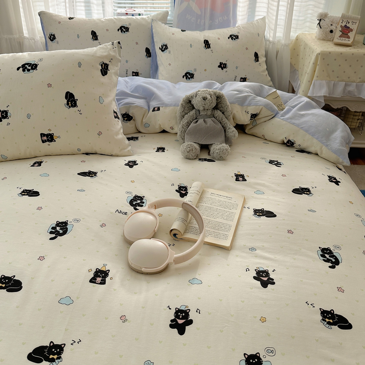 91家纺网 家纺一手货源 找家纺 雅居纺家纺 2026新款全棉小清新印花四件套 小黑猫咪