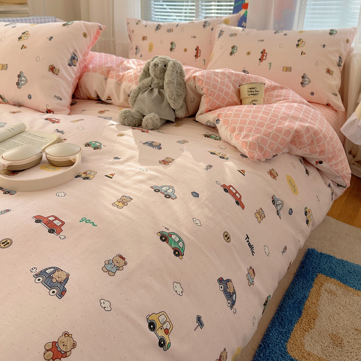 91家纺网 家纺一手货源 找家纺 雅居纺家纺 2026新款全棉小清新印花四件套 熊熊小汽车