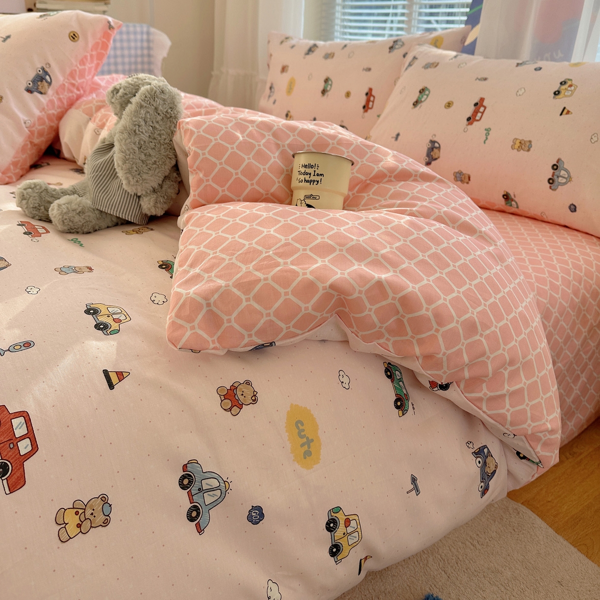 91家纺网 家纺一手货源 找家纺 雅居纺家纺 2026新款全棉小清新印花四件套 熊熊小汽车