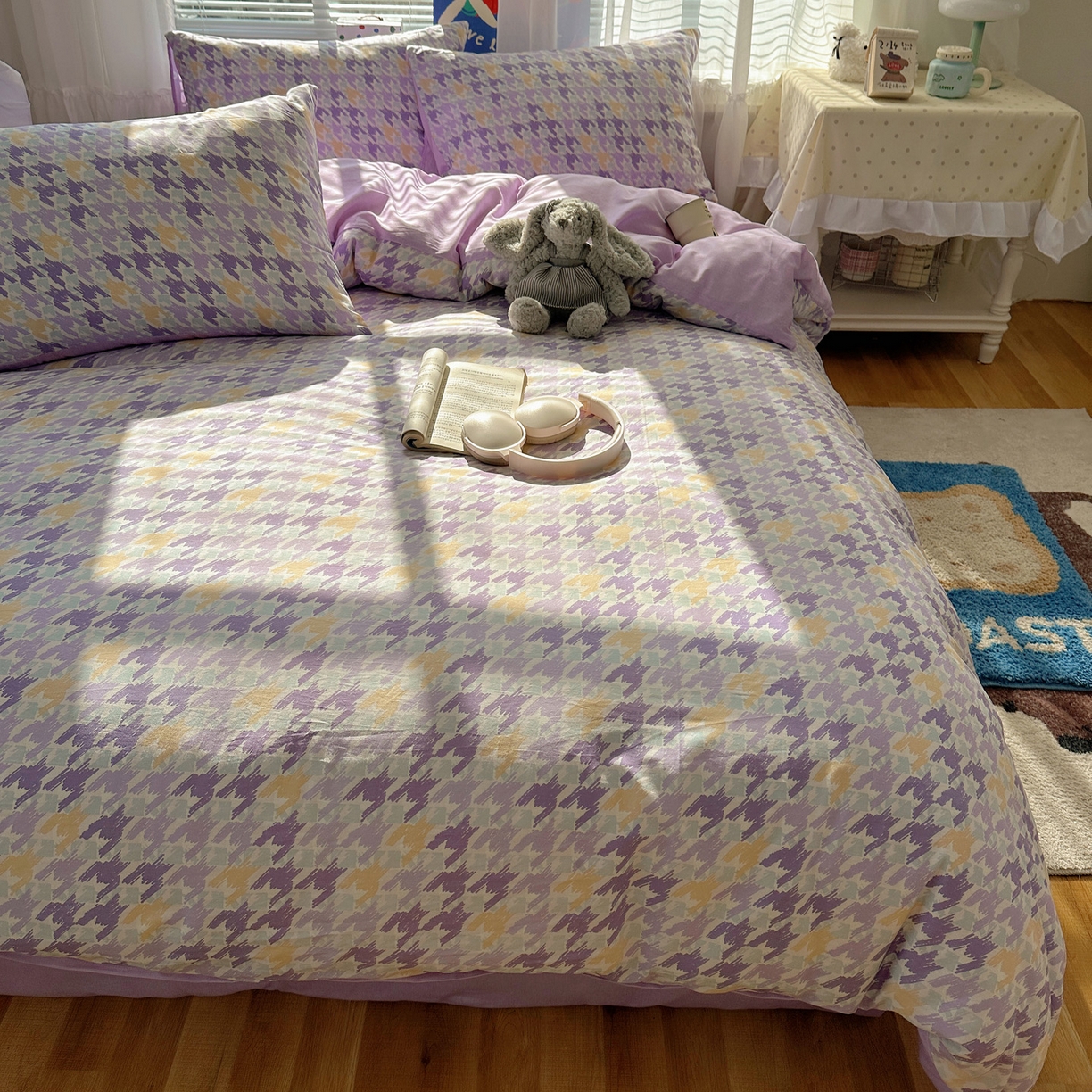 91家纺网 家纺一手货源 找家纺 雅居纺家纺 2026新款全棉小清新印花四件套 紫色千鸟格