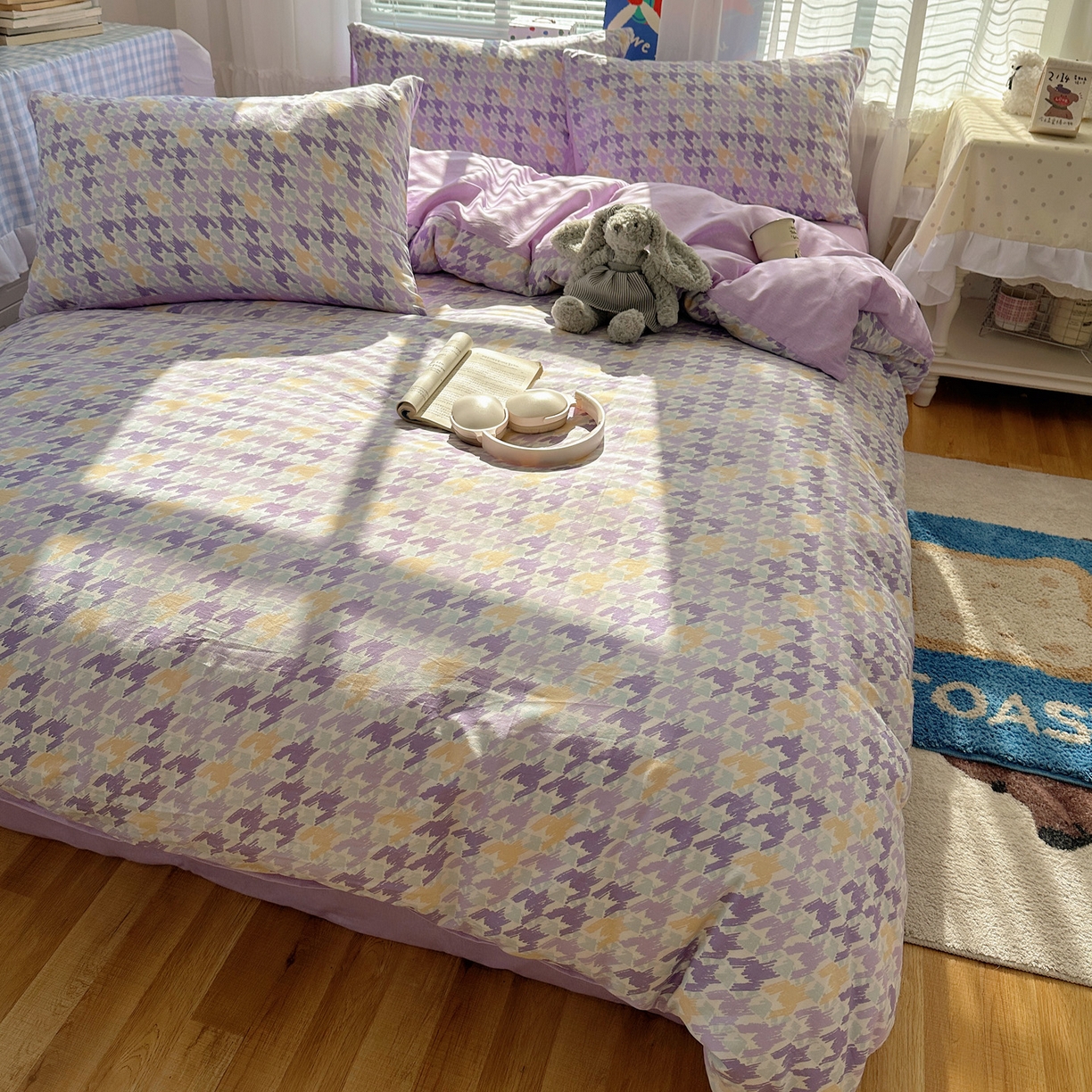 91家纺网 家纺一手货源 找家纺 雅居纺家纺 2026新款全棉小清新印花四件套 紫色千鸟格